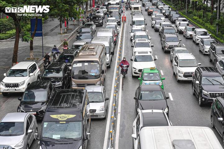 Từ 7/2026, taxi và xe kinh doanh đến 8 chỗ đầu tư mới phải dùng năng lượng xanh- Ảnh 1.