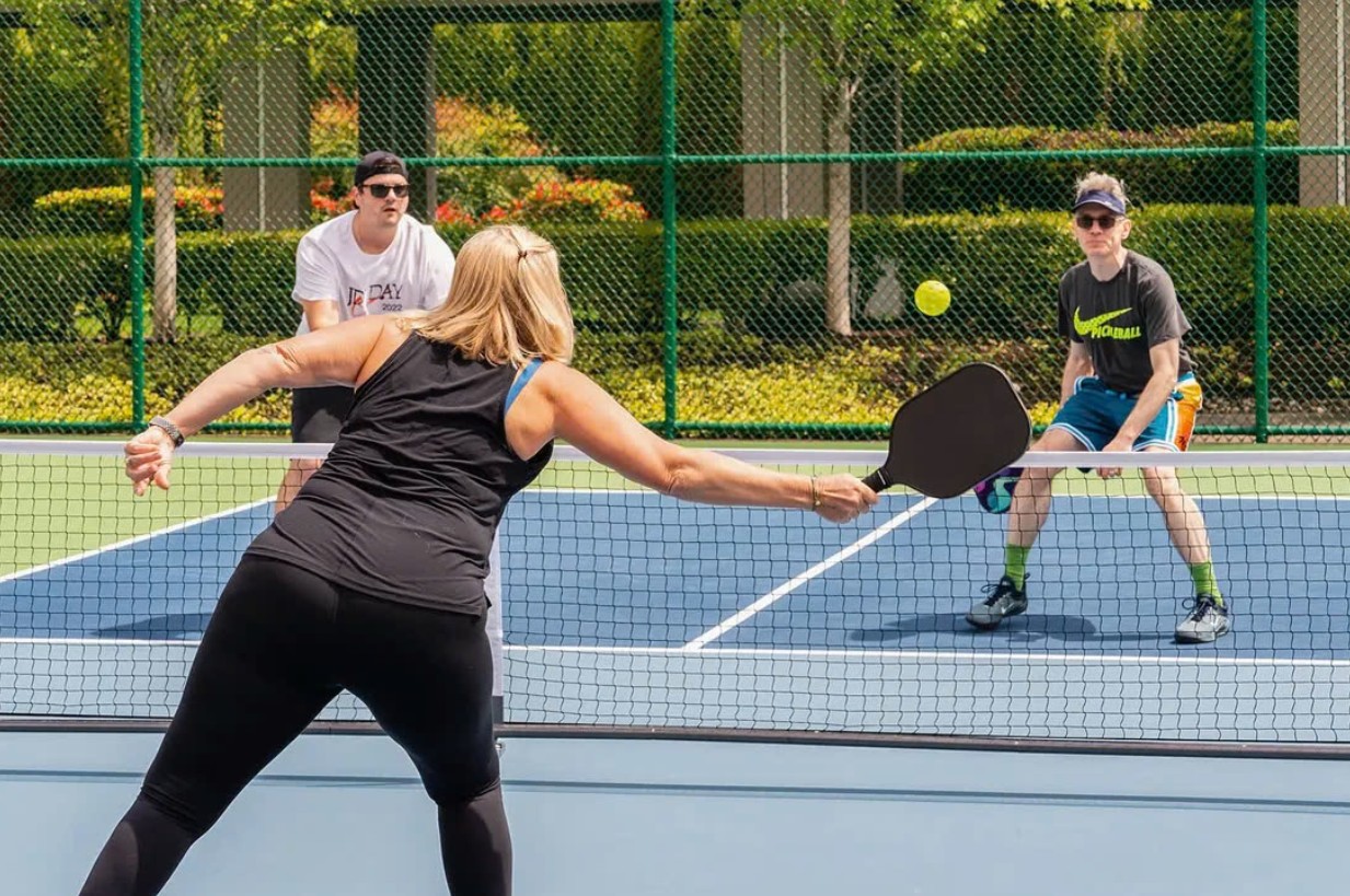 Thành phố xem xét cấm pickleball vì ồn ào- Ảnh 1.