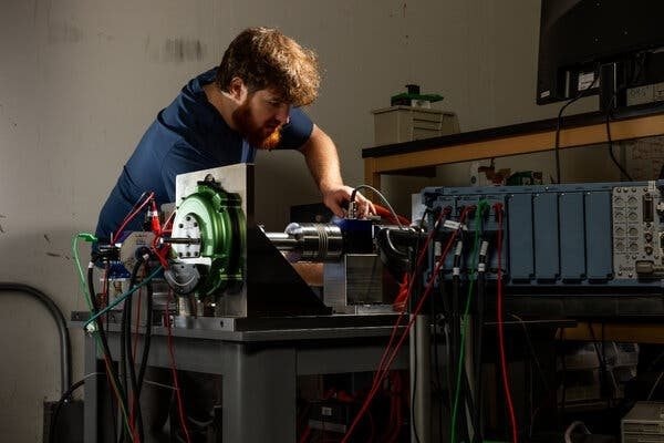 Phát hiện vật liệu thay thế đất hiếm: Lối thoát nào cho ngành xe điện thế giới giữa 'cơn khát' nguồn cung từ Trung Quốc?- Ảnh 2.