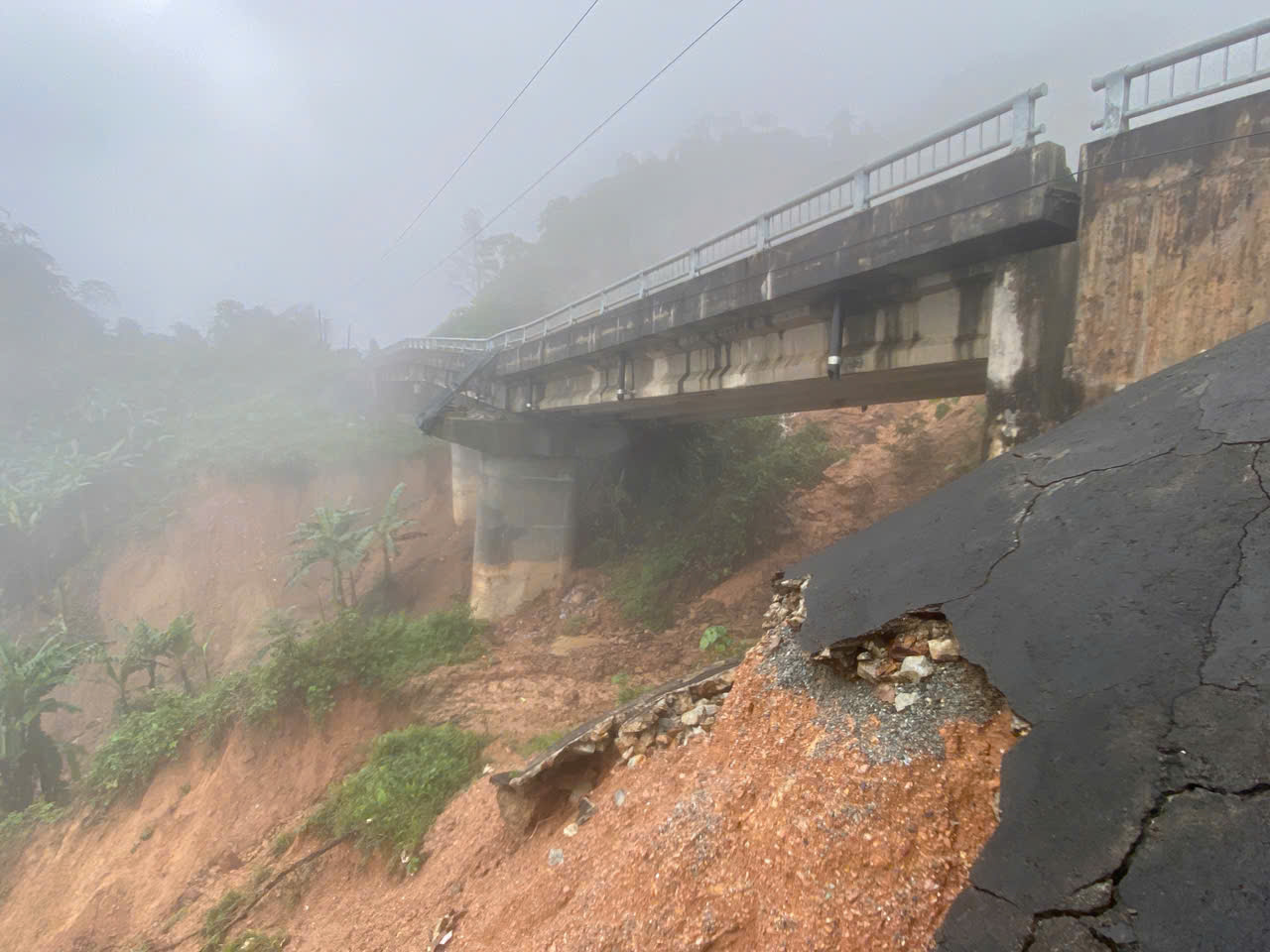 Cận cảnh cung đường sạt lở trên dãy Trường Sơn- Ảnh 3.