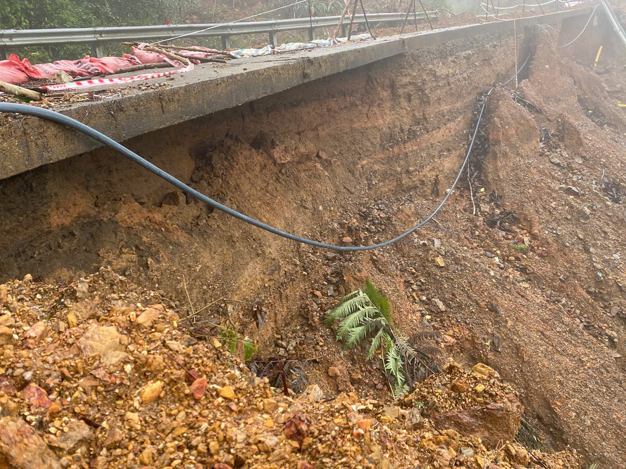 Cận cảnh cung đường sạt lở trên dãy Trường Sơn- Ảnh 7.