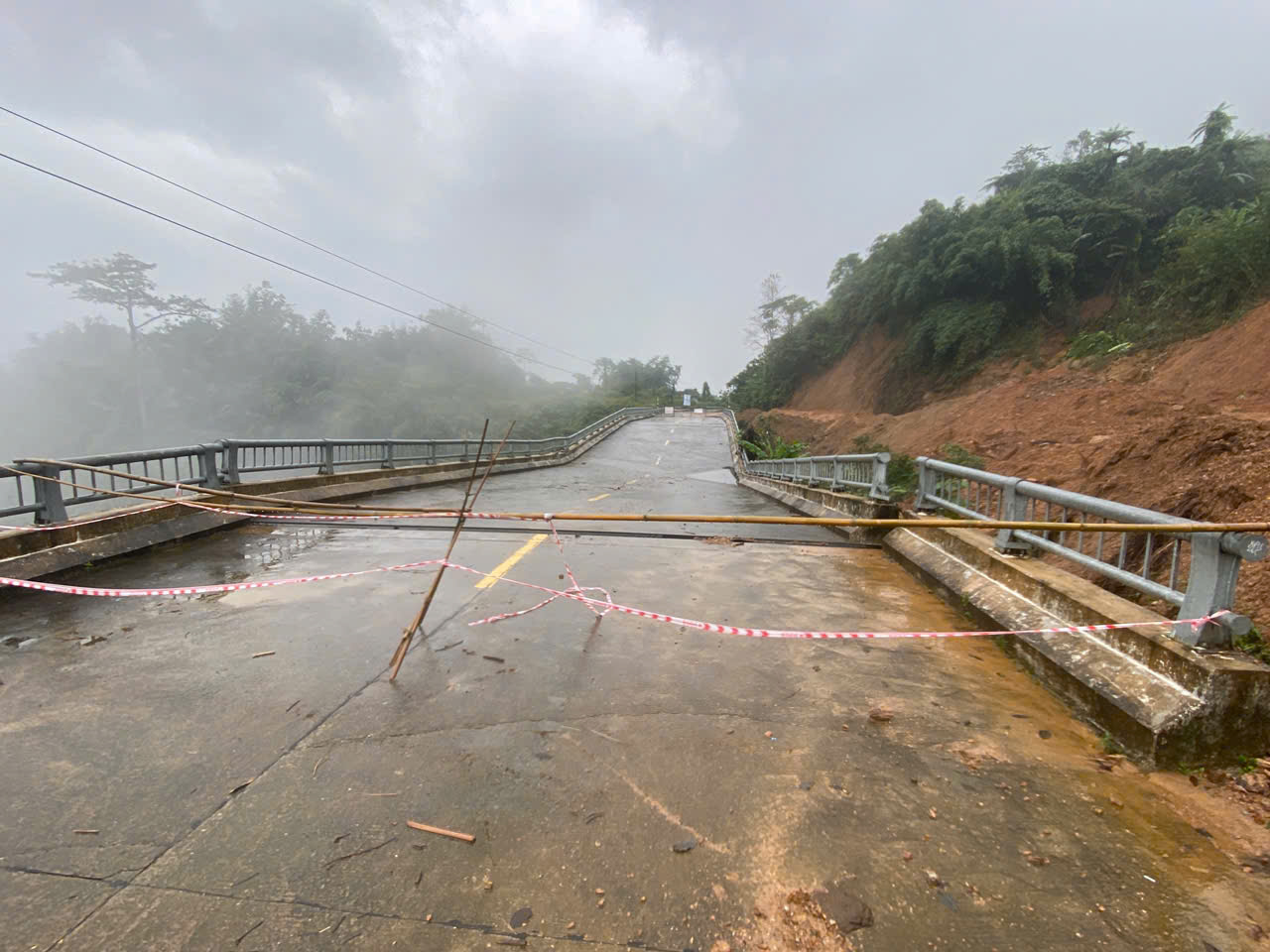 Cận cảnh cung đường sạt lở trên dãy Trường Sơn- Ảnh 4.