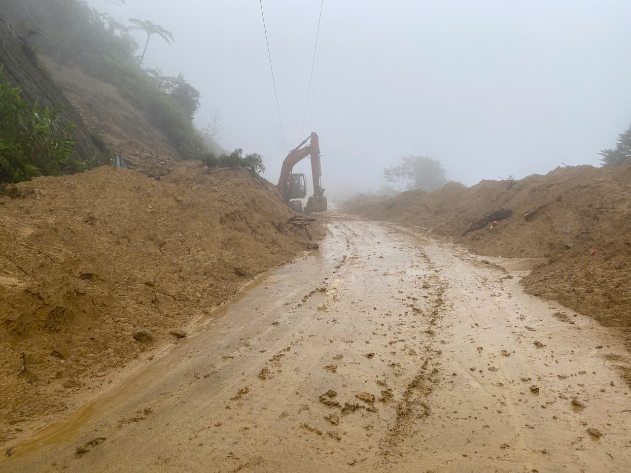 Cận cảnh cung đường sạt lở trên dãy Trường Sơn- Ảnh 8.