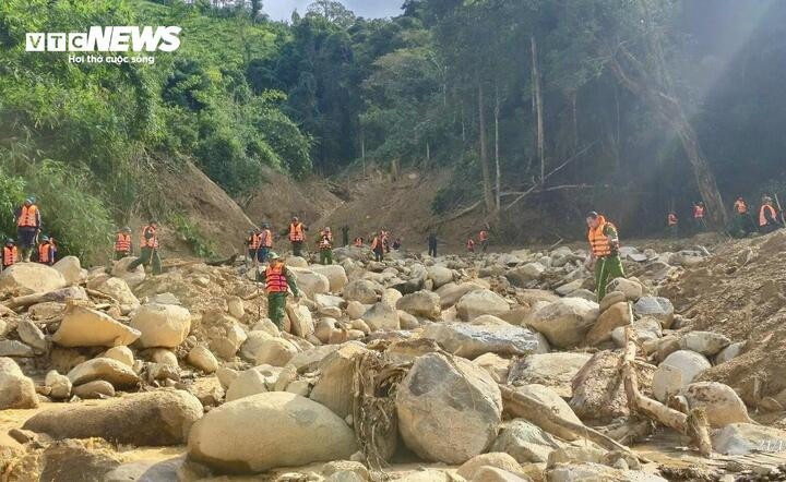 Hơn 100 người bám hiện trường sạt lở núi, tìm 2 nạn nhân mất tích- Ảnh 4.