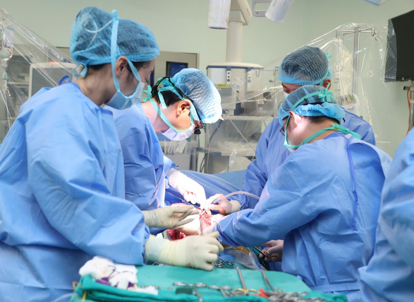 Lần đầu tiên Việt Nam thực hiện thành công 1 ca ghép gan bất đồng nhóm máu ở người lớn- Ảnh 3. Lần đầu tiên Việt Nam thực hiện thành công 1 ca ghép gan bất đồng nhóm máu ở người lớn- Ảnh 3.