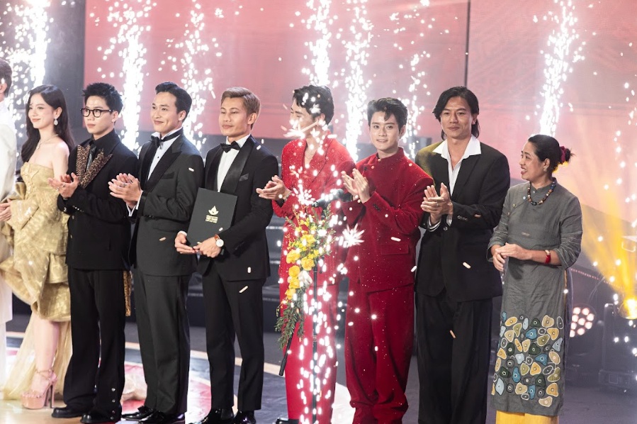 Nam diễn viên trong 'Mưa đỏ' và 'Tử chiến trên không' tiết lộ: Mỗi ngày chạy 30km, không được ăn quá 1 chén cơm và nhịn đói suốt 48 giờ để tái hiện cảm giác nhân vật- Ảnh 1. Nam diễn viên trong 'Mưa đỏ' và 'Tử chiến trên không' tiết lộ: Mỗi ngày chạy 30km, không được ăn quá 1 chén cơm và nhịn đói suốt 48 giờ để tái hiện cảm giác nhân vật- Ảnh 1.