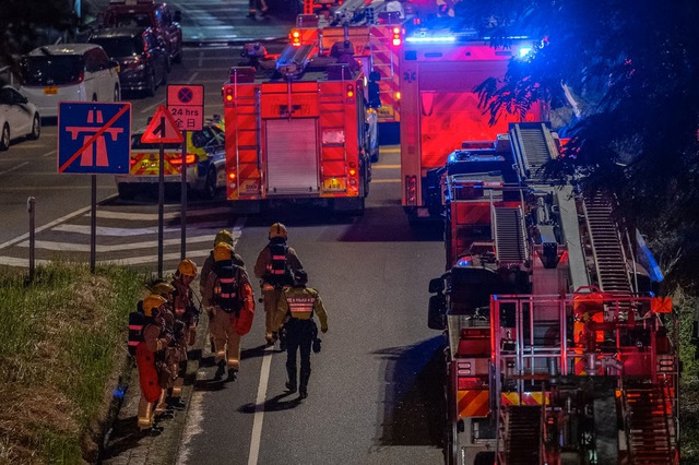 Cháy 8 tòa nhà ở Hồng Kông: Hơn 8 tiếng vẫn chưa đập được, nhiều người mắc kẹt cầu cứu - Ảnh 3.