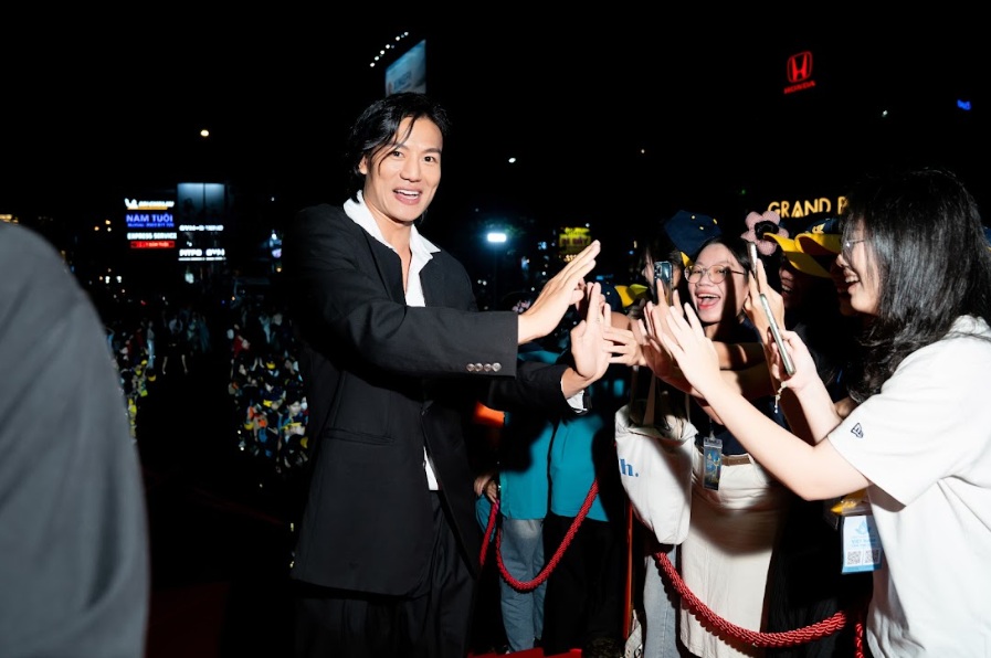 Nam diễn viên trong 'Mưa đỏ' và 'Tử chiến trên không' tiết lộ: Mỗi ngày chạy 30km, không được ăn quá 1 chén cơm và nhịn đói suốt 48 giờ để tái hiện cảm giác nhân vật- Ảnh 2. Nam diễn viên trong 'Mưa đỏ' và 'Tử chiến trên không' tiết lộ: Mỗi ngày chạy 30km, không được ăn quá 1 chén cơm và nhịn đói suốt 48 giờ để tái hiện cảm giác nhân vật- Ảnh 2.