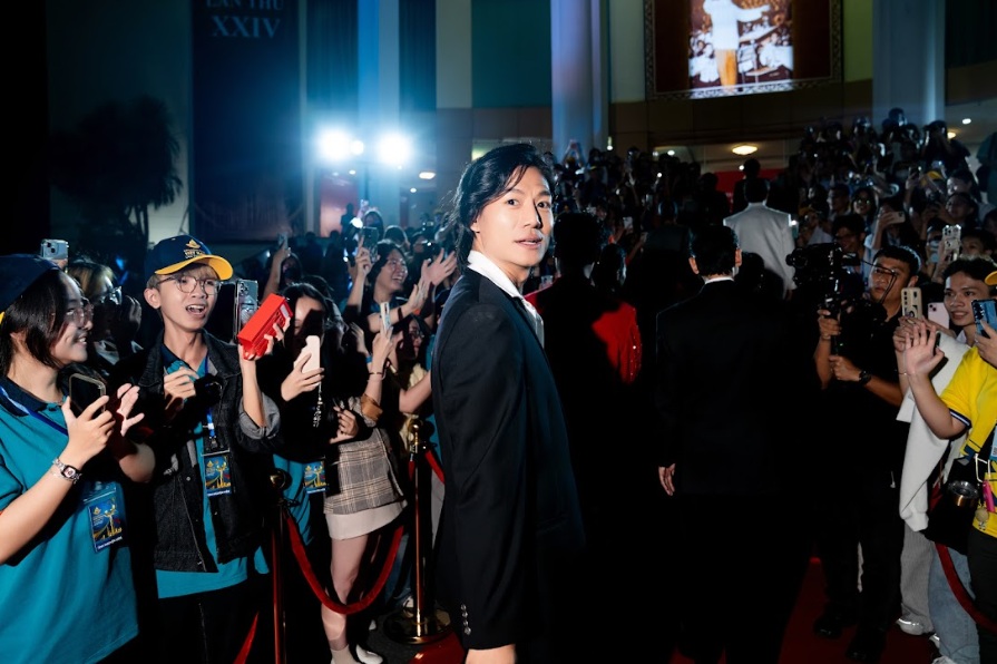 Nam diễn viên trong 'Mưa đỏ' và 'Tử chiến trên không' tiết lộ: Mỗi ngày chạy 30km, không được ăn quá 1 chén cơm và nhịn đói suốt 48 giờ để tái hiện cảm giác nhân vật- Ảnh 4. Nam diễn viên trong 'Mưa đỏ' và 'Tử chiến trên không' tiết lộ: Mỗi ngày chạy 30km, không được ăn quá 1 chén cơm và nhịn đói suốt 48 giờ để tái hiện cảm giác nhân vật- Ảnh 4.