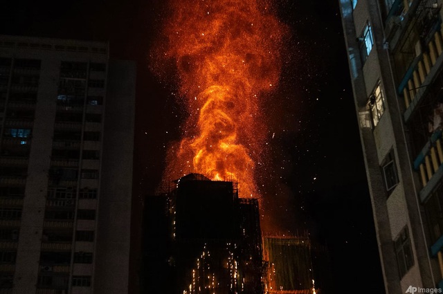 Cháy 8 tòa nhà ở Hồng Kông: Hơn 8 tiếng vẫn chưa đập được, nhiều người mắc kẹt cầu cứu - Ảnh 2.