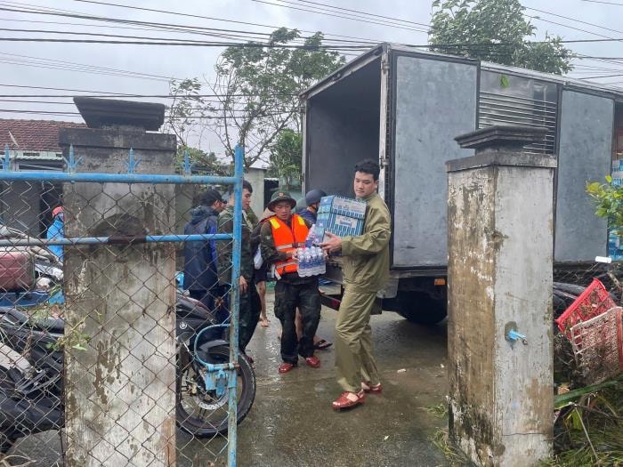 100.000 m2 tôn được gửi khẩn cấp tới người dân Đắk Lắk để sửa nhà sau mưa lũ- Ảnh 1.