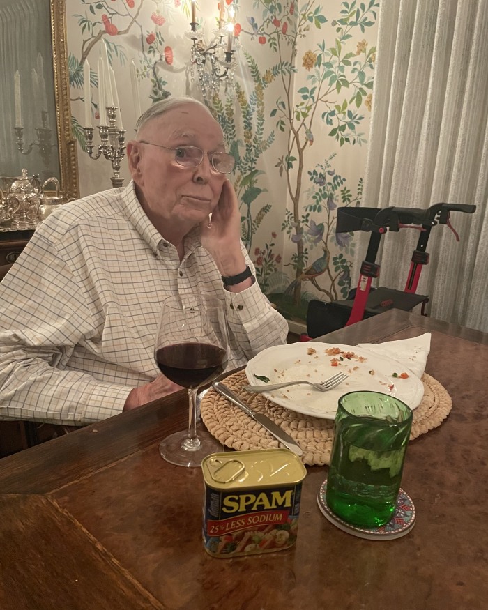 Chương cuối ít biết về huyền thoại Charlie Munger: Kiếm 50 triệu USD ở tuổi 99, làm việc đến cuối đời, trao lại kho di sản vô giá vượt thời gian- Ảnh 10.