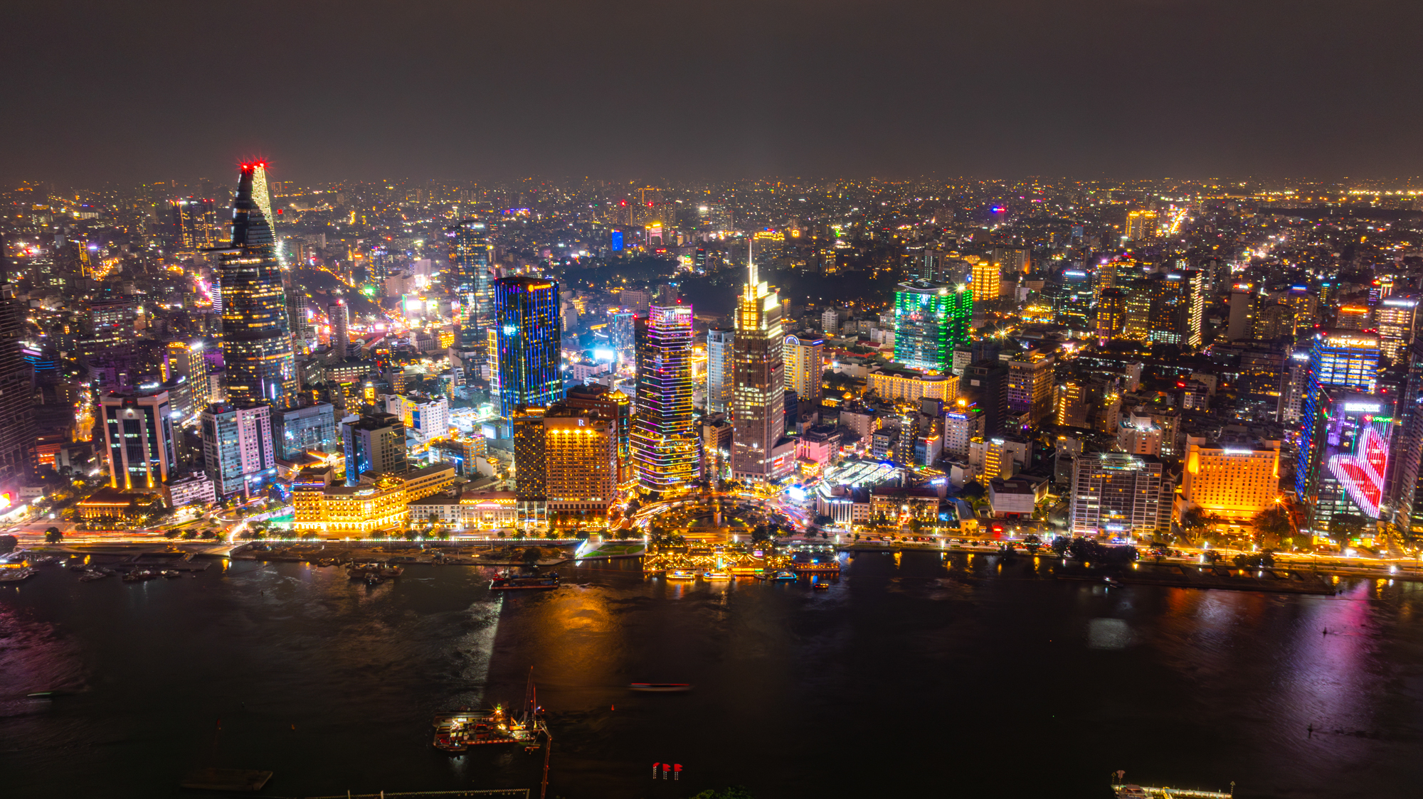 Không chỉ đóng hàng nghìn tỷ đồng tiền thuế, các công ty này còn thắp sáng cả bầu trời đêm TP.HCM- Ảnh 1.