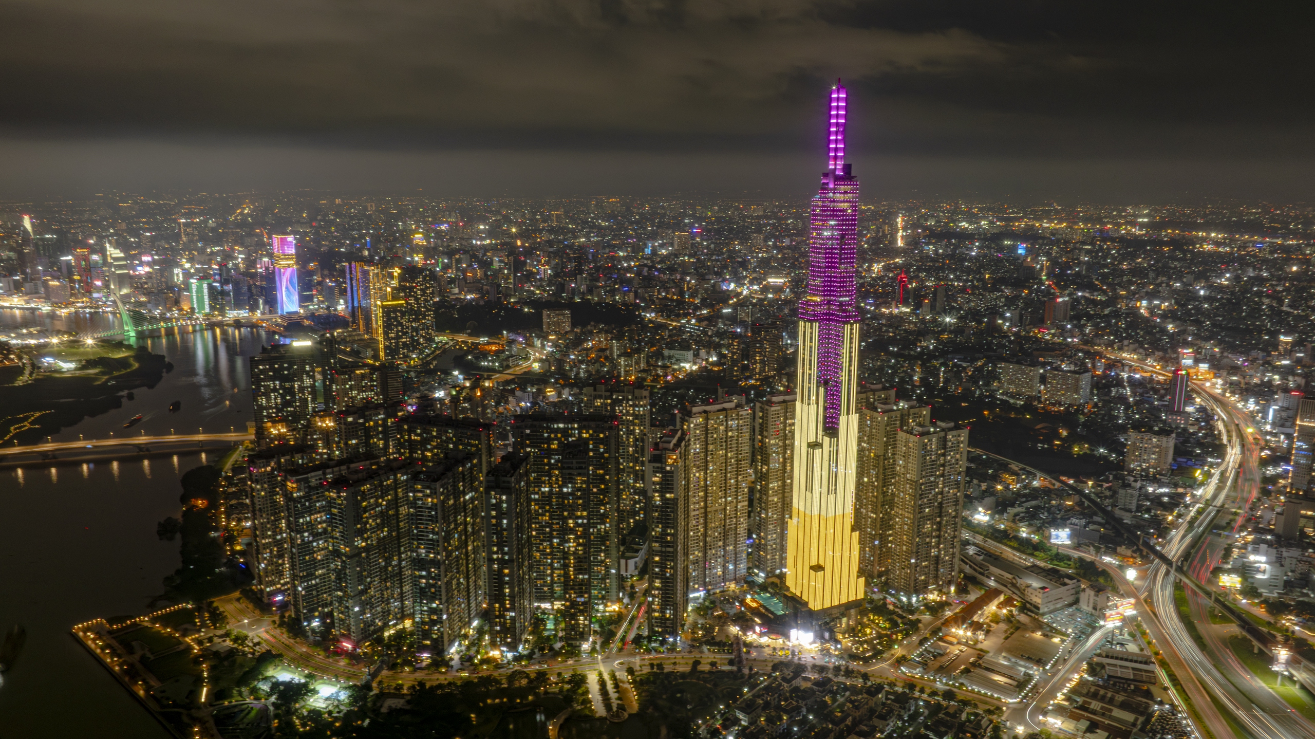 Không chỉ đóng hàng nghìn tỷ đồng tiền thuế, các công ty này còn thắp sáng cả bầu trời đêm TP.HCM- Ảnh 2.