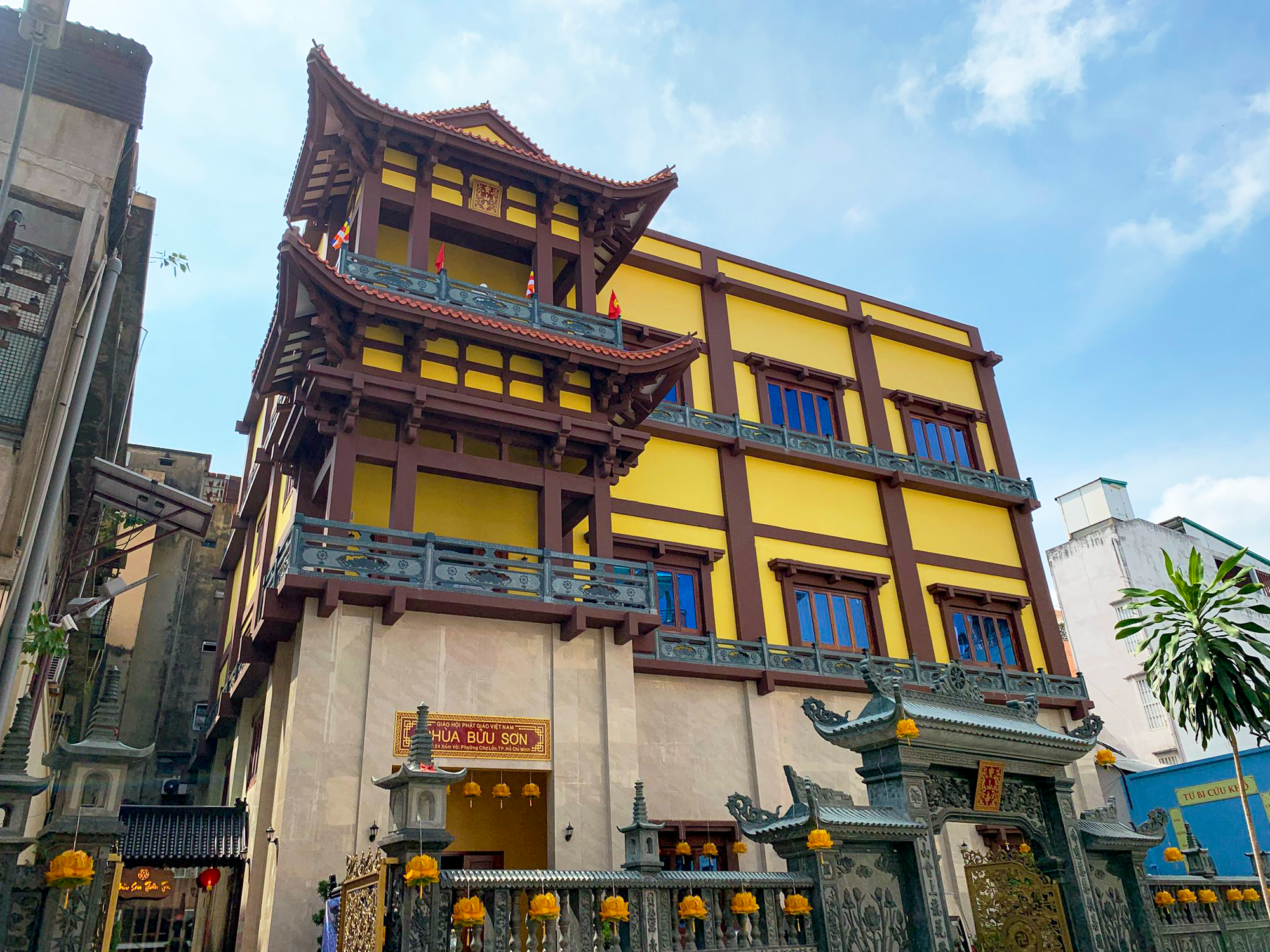 Nhiều gia đình lựa chọn gửi tro cốt tại chùa vừa thuận tiện vừa tiết kiệm- Ảnh 1.