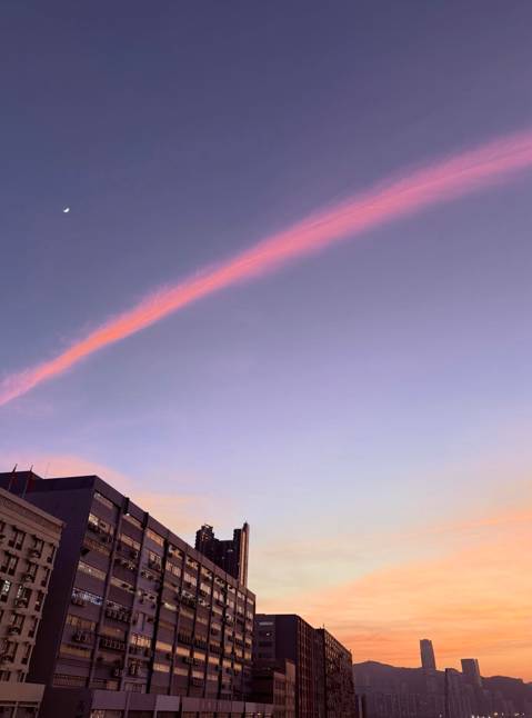 "Cây cầu lạ" xuất hiện trên bầu trời Hong Kong (Trung Quốc) sau 3 tiếng cháy như tận thế- Ảnh 6.