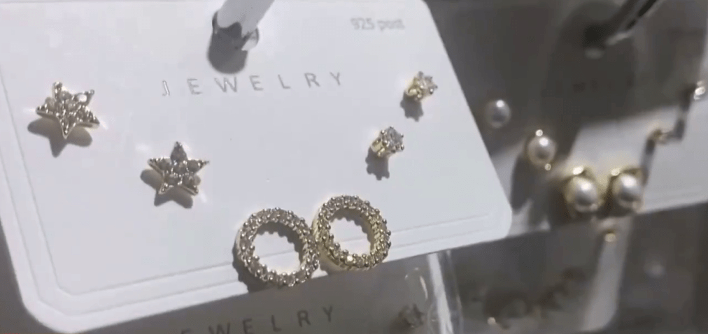 Nhiều mẫu trang sức bị phát hiện chứa chất gây ung thư vượt chuẩn 9.000 lần, bất ngờ vì nơi bán được nhiều người lựa chọn- Ảnh 3.