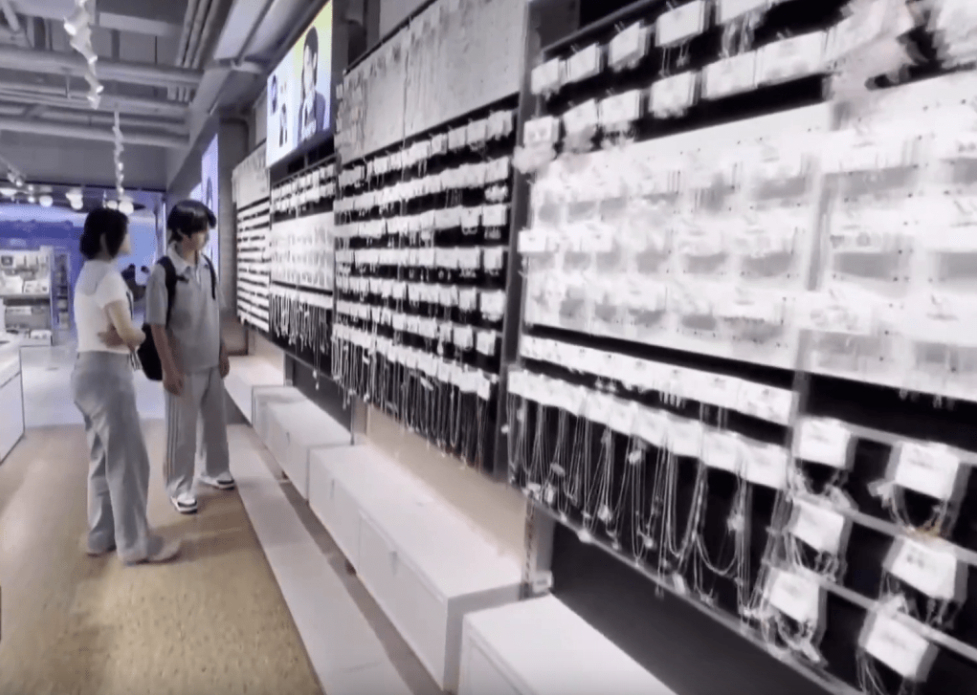 Nhiều mẫu trang sức bị phát hiện chứa chất gây ung thư vượt chuẩn 9.000 lần, bất ngờ vì nơi bán được nhiều người lựa chọn- Ảnh 1.