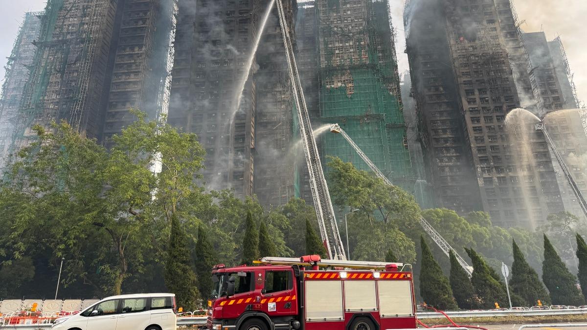 Cuộc gọi sinh tử tạo ra phép màu trong vụ cháy gần 20 tiếng ở Hong Kong (Trung Quốc)- Ảnh 1. Cuộc gọi sinh tử tạo ra phép màu trong vụ cháy gần 20 tiếng ở Hong Kong (Trung Quốc)- Ảnh 1.