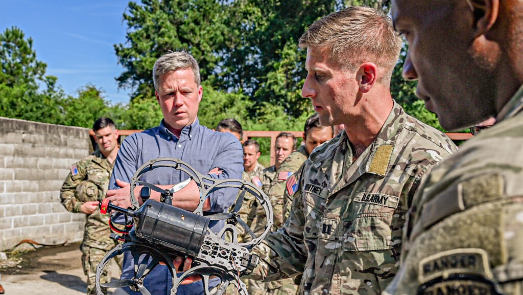 Quan chức Mỹ bí mật đến Ukraine: "Drone guy" của TT Trump, việc làm ngay khi được thông báo tranh cử- Ảnh 3.