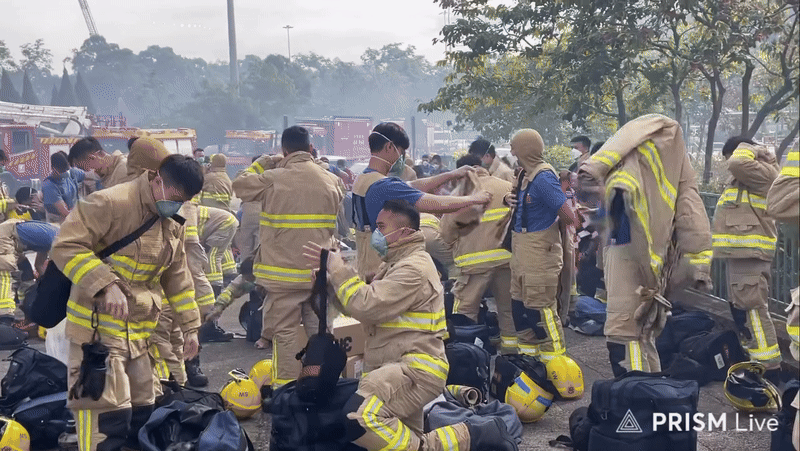 Đau lòng với điều nhìn thấy bên dưới lớp đồ bảo hộ của lính cứu hỏa trong vụ cháy chung cư tồi tệ nhất- Ảnh 4.