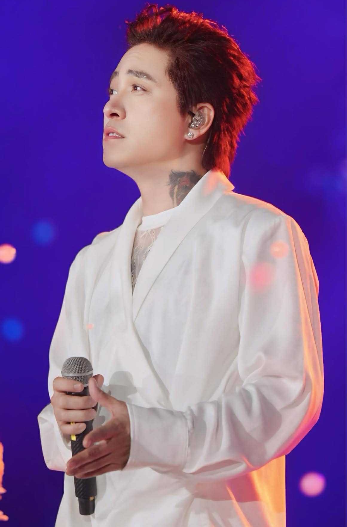 Tuấn Hưng lộ rõ nét mặt buồn sau khi mẹ qua đời, trực tiếp cứu trợ bà con vùng lũ- Ảnh 3. Tuấn Hưng lộ rõ nét mặt buồn sau khi mẹ qua đời, trực tiếp cứu trợ bà con vùng lũ- Ảnh 3.