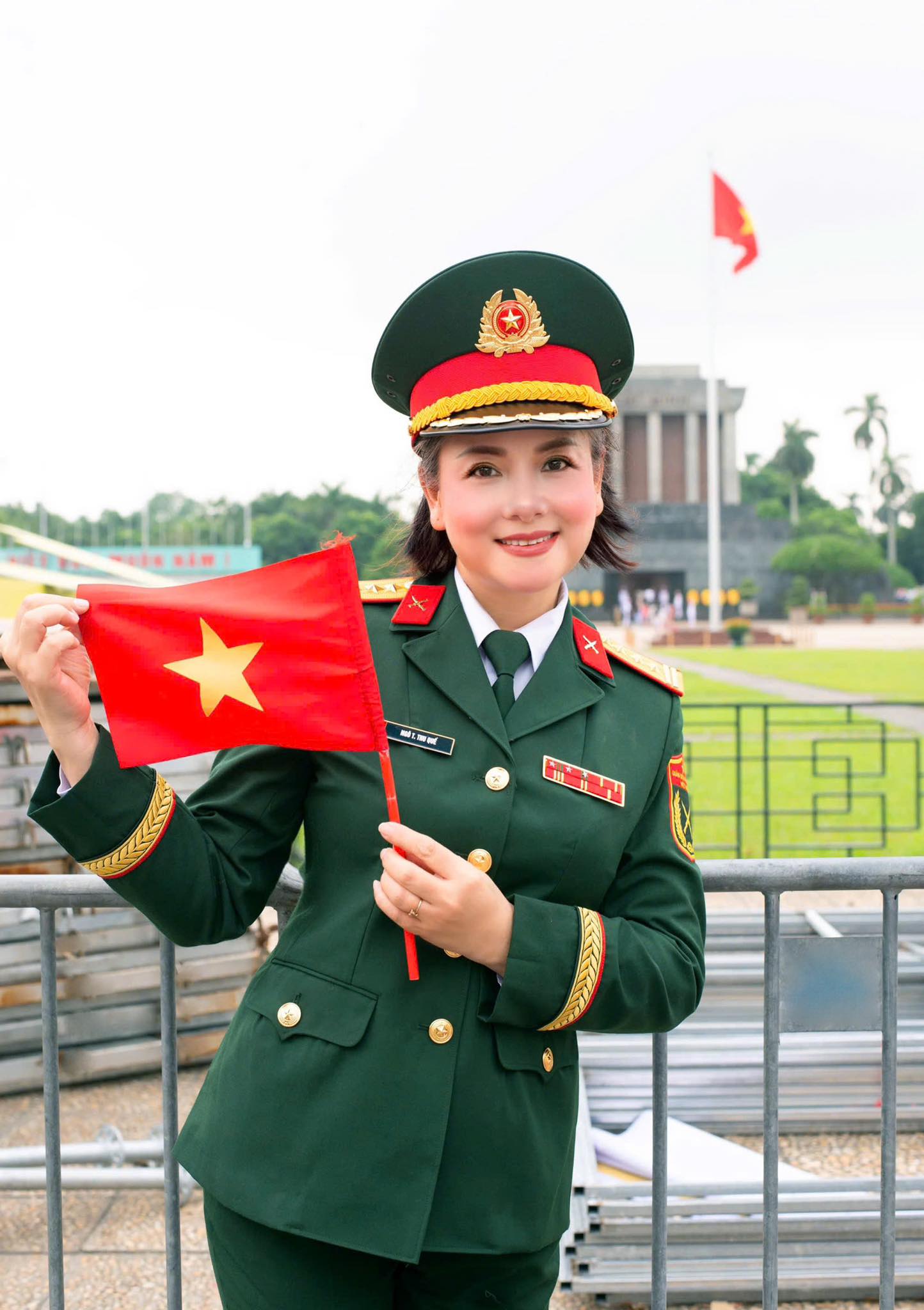 Nữ Đại tá là NSND, U60 tóc bạc trắng vẫn trẻ đẹp khó tin: Tập tạ thường xuyên, chồng là tài tử, đẹp trai- Ảnh 1.