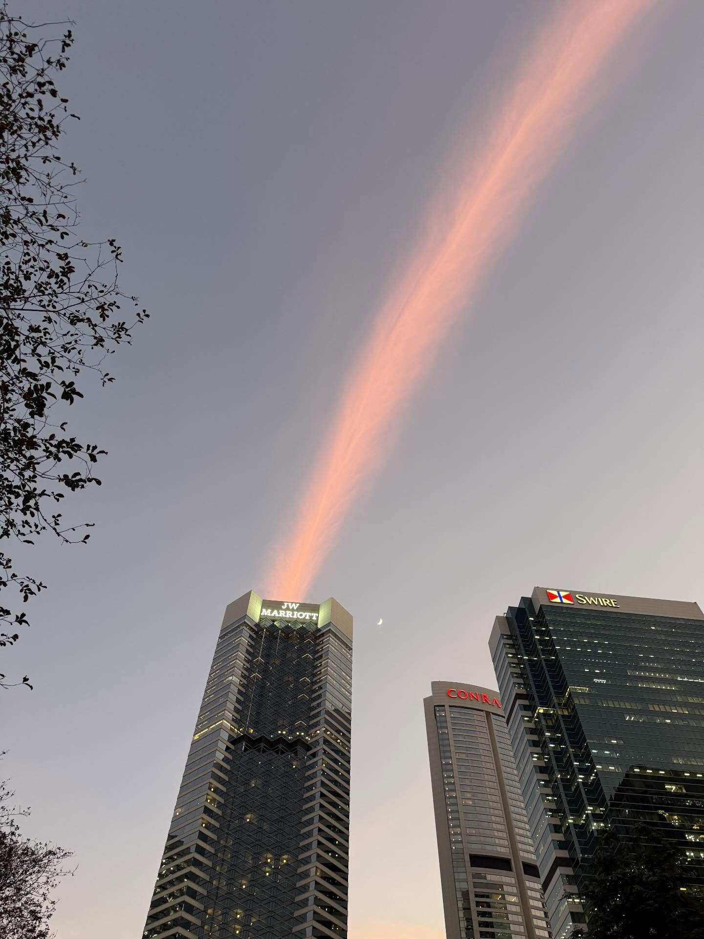 "Cây cầu lạ" xuất hiện trên bầu trời Hong Kong (Trung Quốc) sau 3 tiếng cháy như tận thế- Ảnh 7.