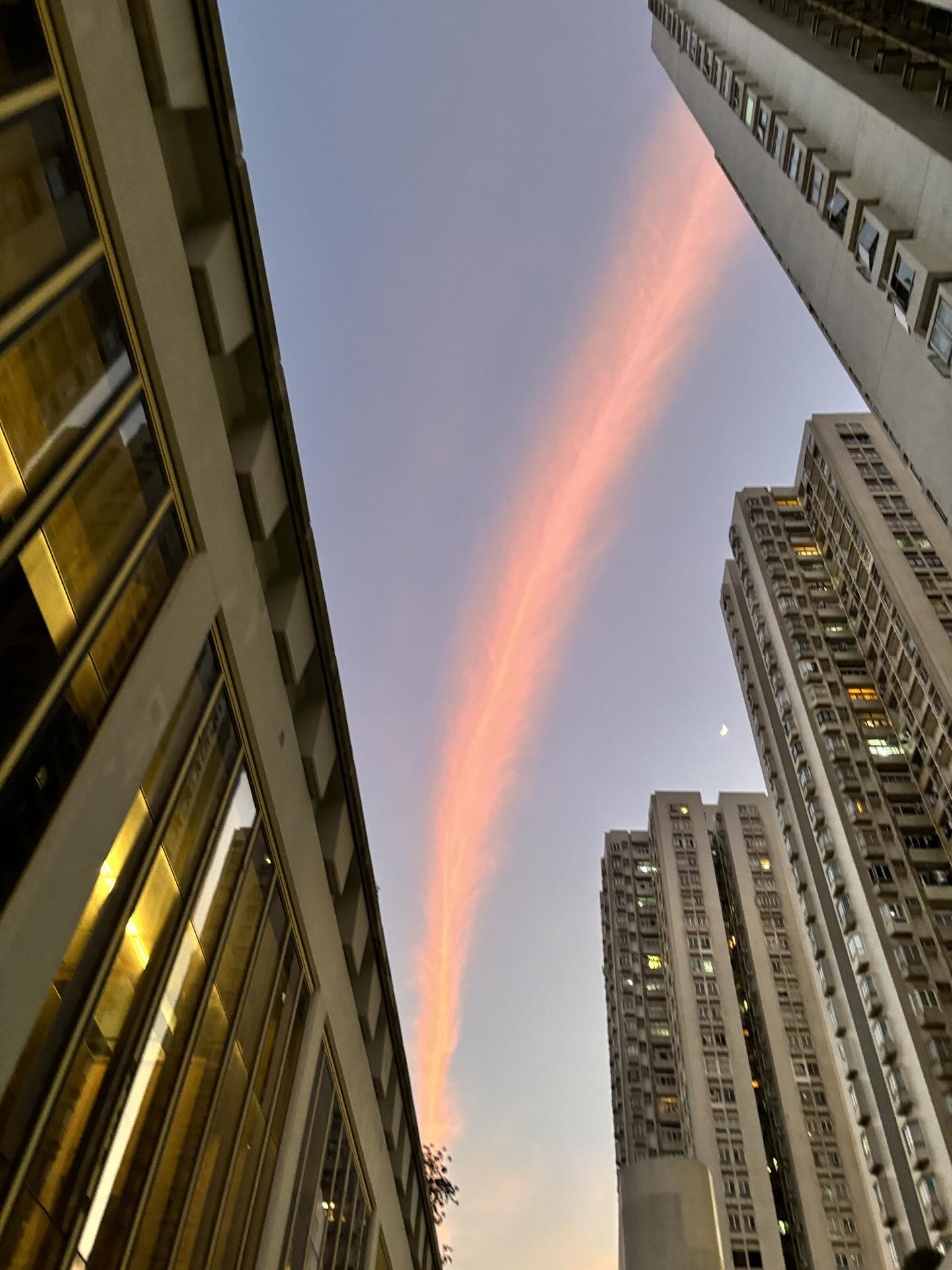 "Cây cầu lạ" xuất hiện trên bầu trời Hong Kong (Trung Quốc) sau 3 tiếng cháy như tận thế- Ảnh 4.