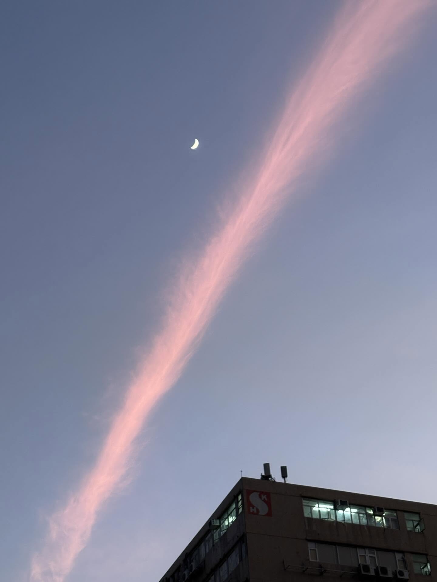 "Cây cầu lạ" xuất hiện trên bầu trời Hong Kong (Trung Quốc) sau 3 tiếng cháy như tận thế- Ảnh 11.