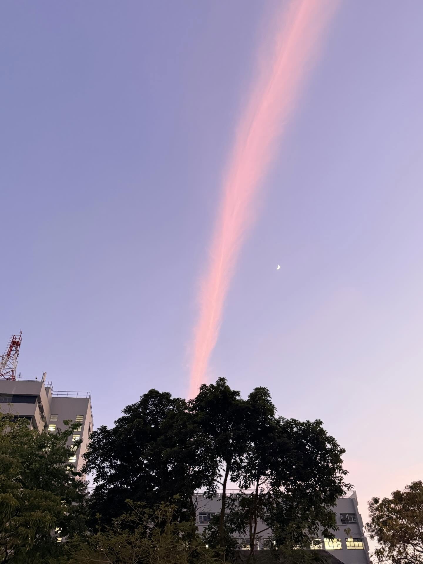 "Cây cầu lạ" xuất hiện trên bầu trời Hong Kong (Trung Quốc) sau 3 tiếng cháy như tận thế- Ảnh 13.