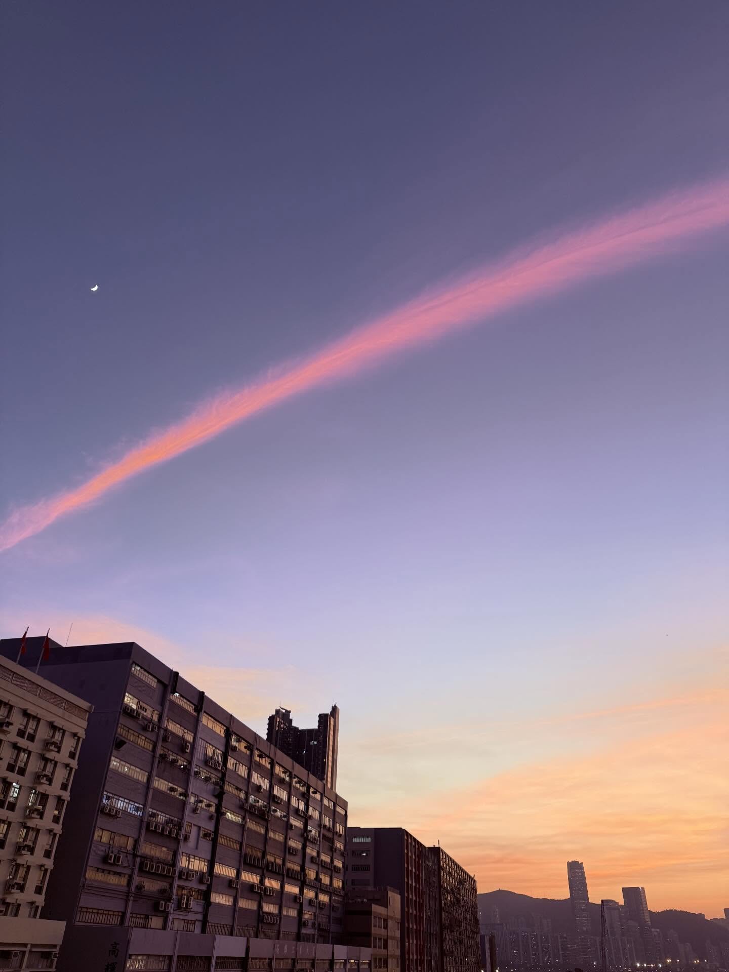 "Cây cầu lạ" xuất hiện trên bầu trời Hong Kong (Trung Quốc) sau 3 tiếng cháy như tận thế- Ảnh 12.