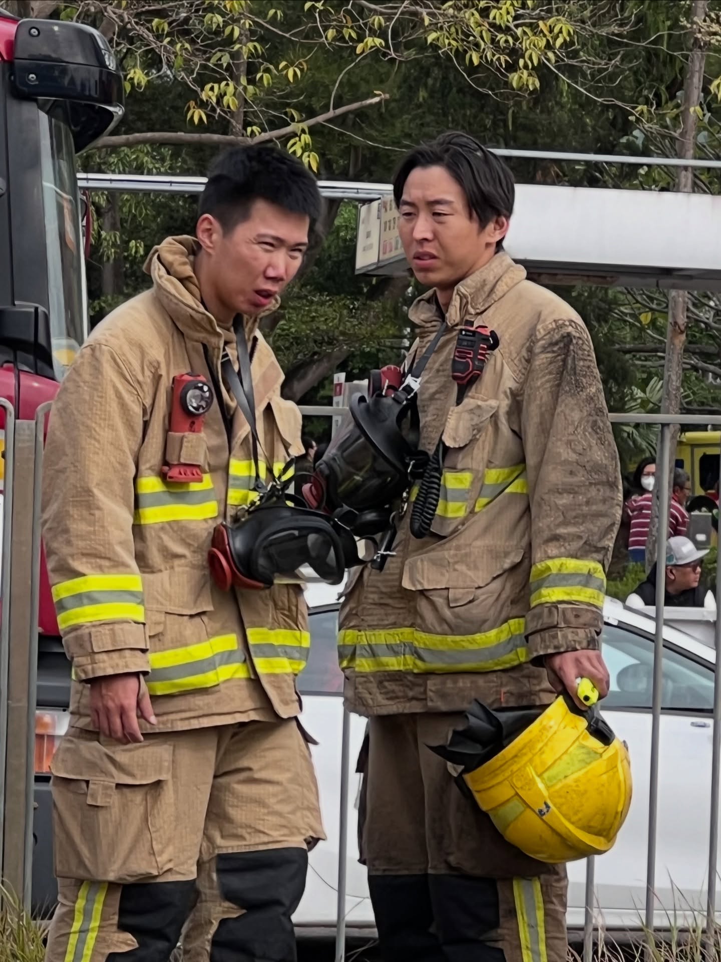 Đau lòng với điều nhìn thấy bên dưới lớp đồ bảo hộ của lính cứu hỏa trong vụ cháy chung cư tồi tệ nhất- Ảnh 11.