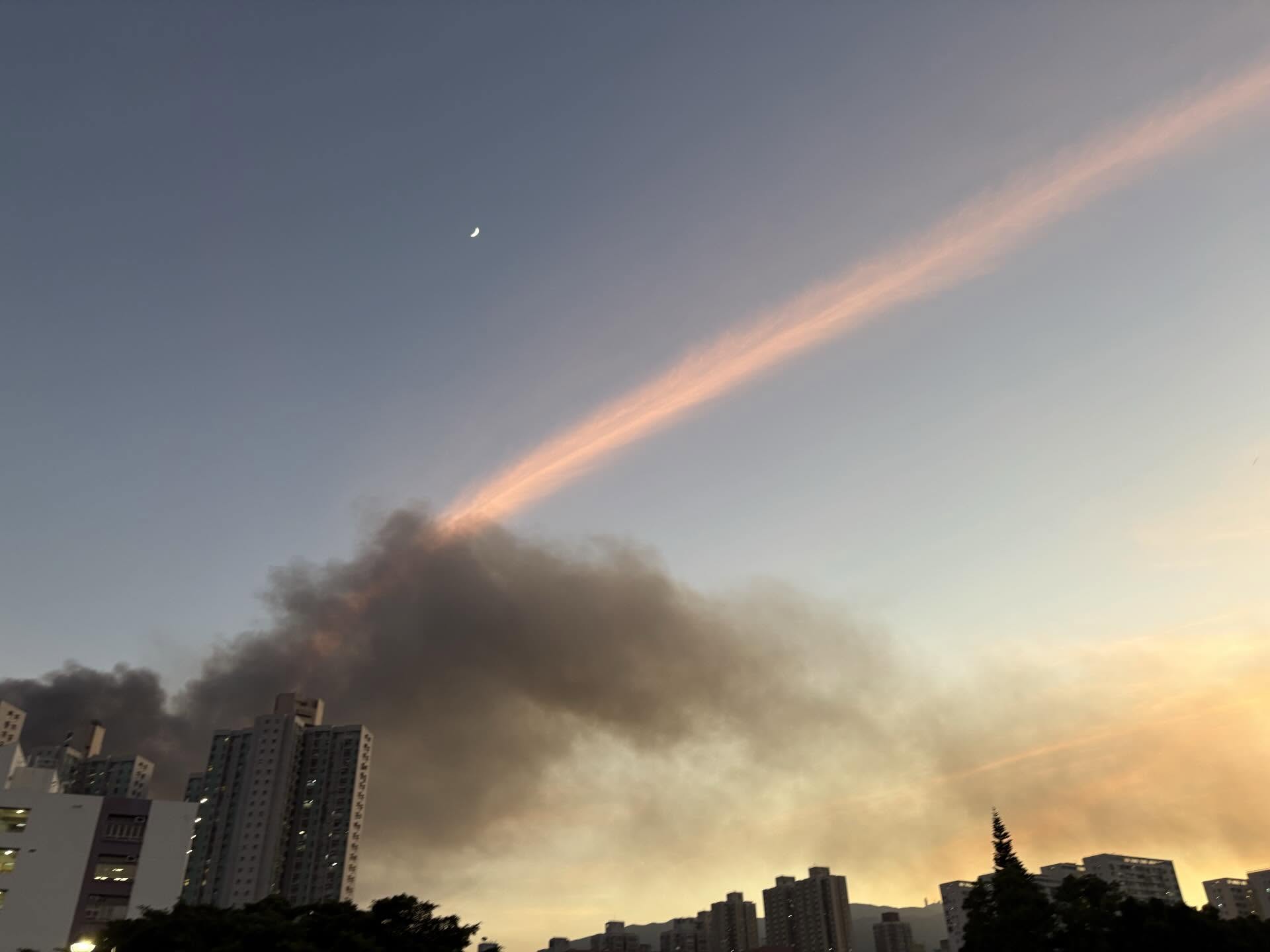 "Cây cầu lạ" xuất hiện trên bầu trời Hong Kong (Trung Quốc) sau 3 tiếng cháy như tận thế- Ảnh 3.