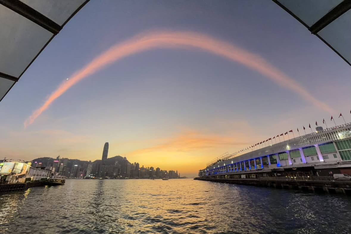 "Cây cầu lạ" xuất hiện trên bầu trời Hong Kong (Trung Quốc) sau 3 tiếng cháy như tận thế- Ảnh 10.