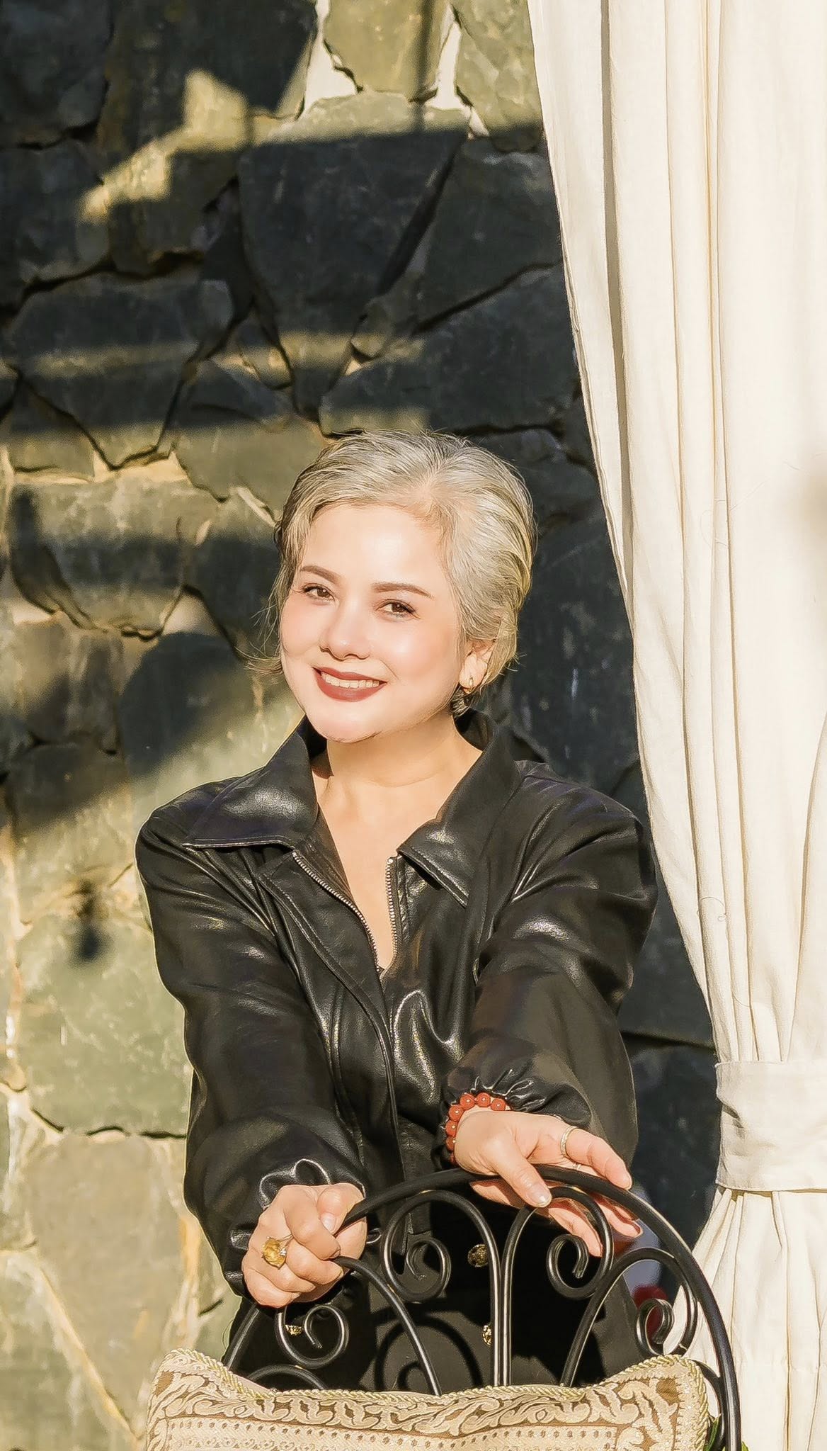 Nữ Đại tá là NSND, U60 tóc bạc trắng vẫn trẻ đẹp khó tin: Tập tạ thường xuyên, chồng là tài tử, đẹp trai- Ảnh 2.