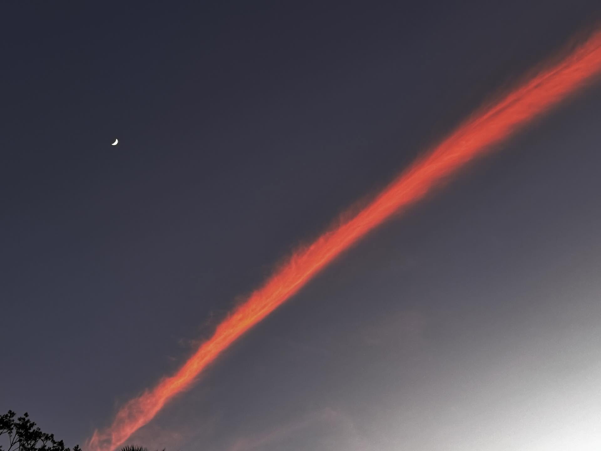 "Cây cầu lạ" xuất hiện trên bầu trời Hong Kong (Trung Quốc) sau 3 tiếng cháy như tận thế- Ảnh 9.