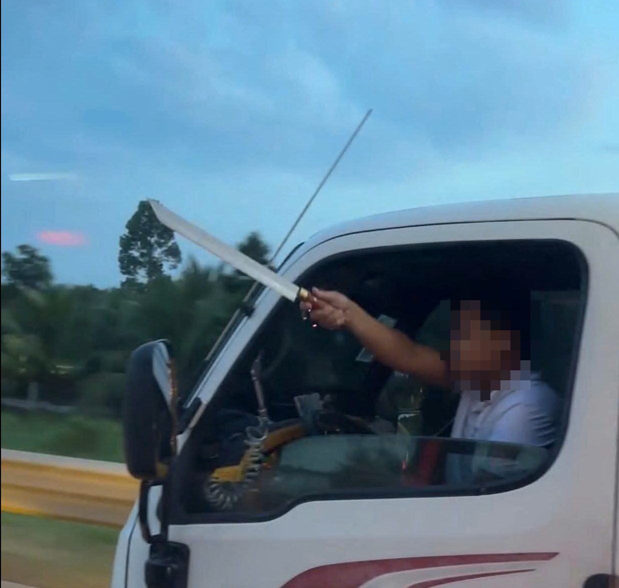 Tài xế ô tô không thắt dây an toàn, cầm dao "hổ báo" trên cao tốc- Ảnh 1. Tài xế ô tô không thắt dây an toàn, cầm dao "hổ báo" trên cao tốc- Ảnh 1.