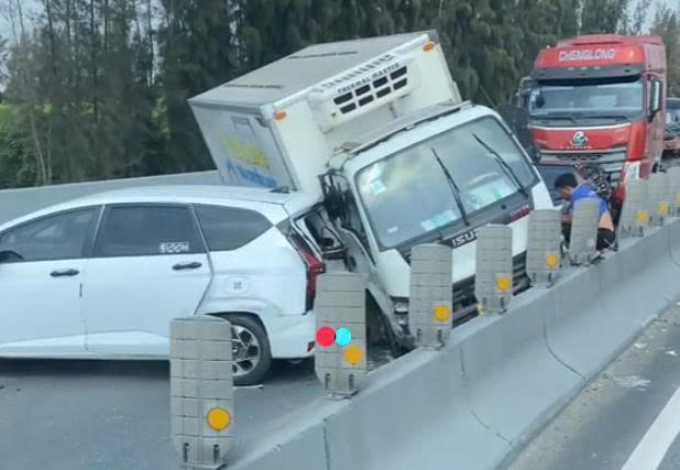 Hiện trường vụ tai nạn liên hoàn trên tuyến cao tốc TPHCM - Trung Lương- Ảnh 1. Hiện trường vụ tai nạn liên hoàn trên tuyến cao tốc TPHCM - Trung Lương- Ảnh 1.