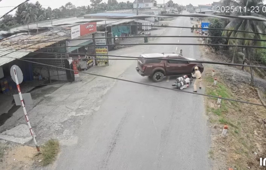 Truy tìm tài xế ô tô bán tải tông CSGT rồi bỏ trốn- Ảnh 2.