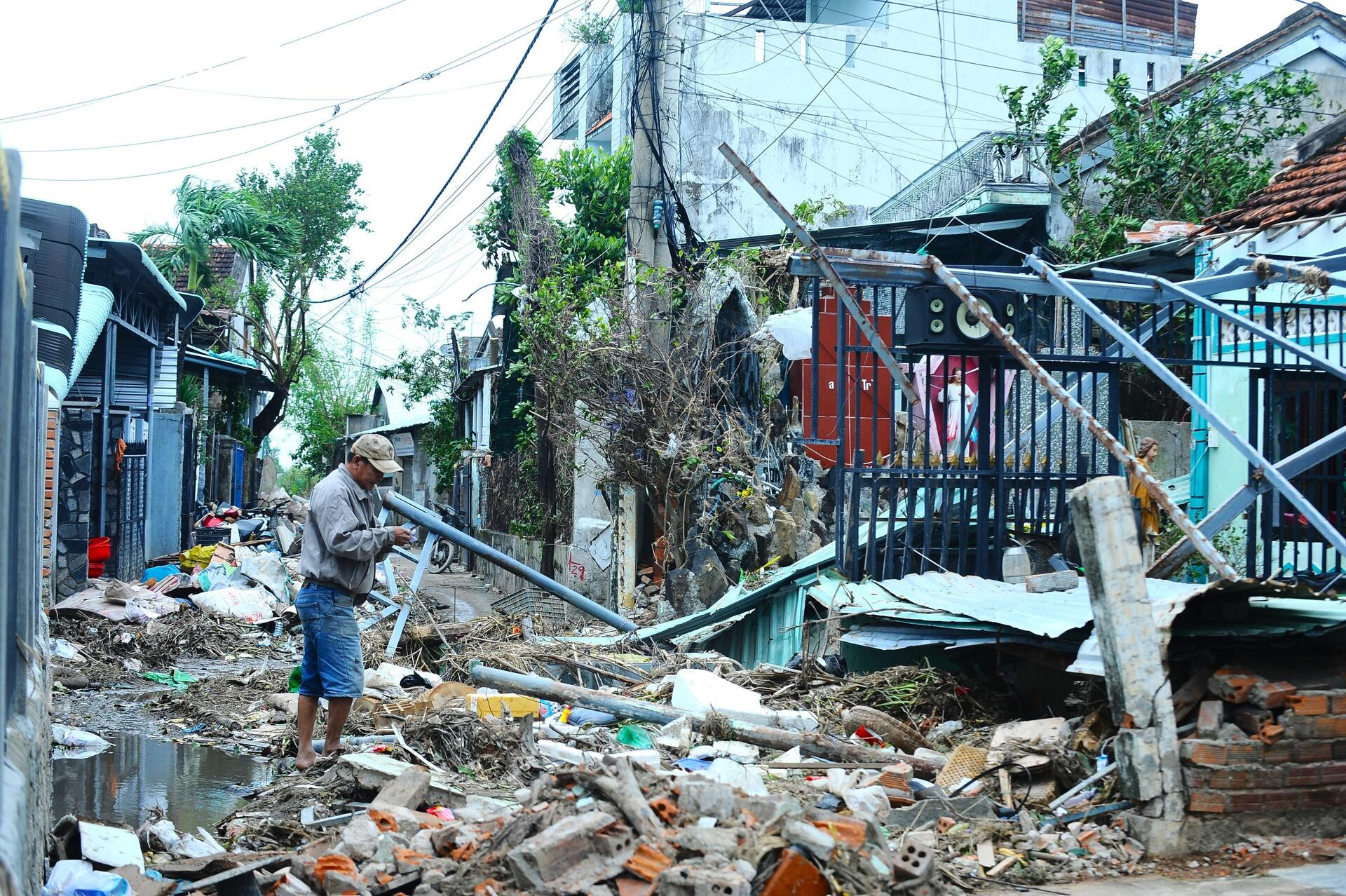 Khung cảnh hoang tàn, nhếch nhác tại vùng trũng nhất ở Tuy Hòa sau lũ dữ- Ảnh 15.