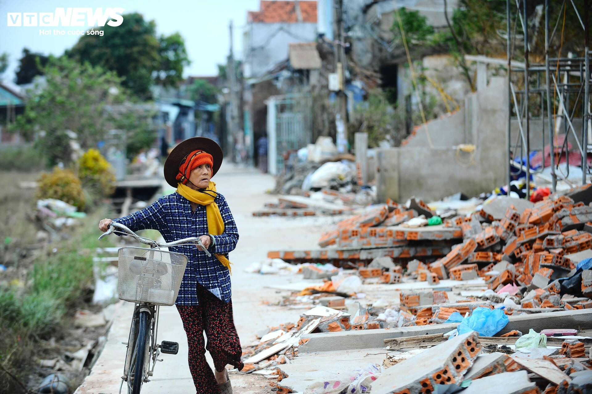 Khung cảnh hoang tàn, nhếch nhác tại vùng trũng nhất ở Tuy Hòa sau lũ dữ- Ảnh 6.