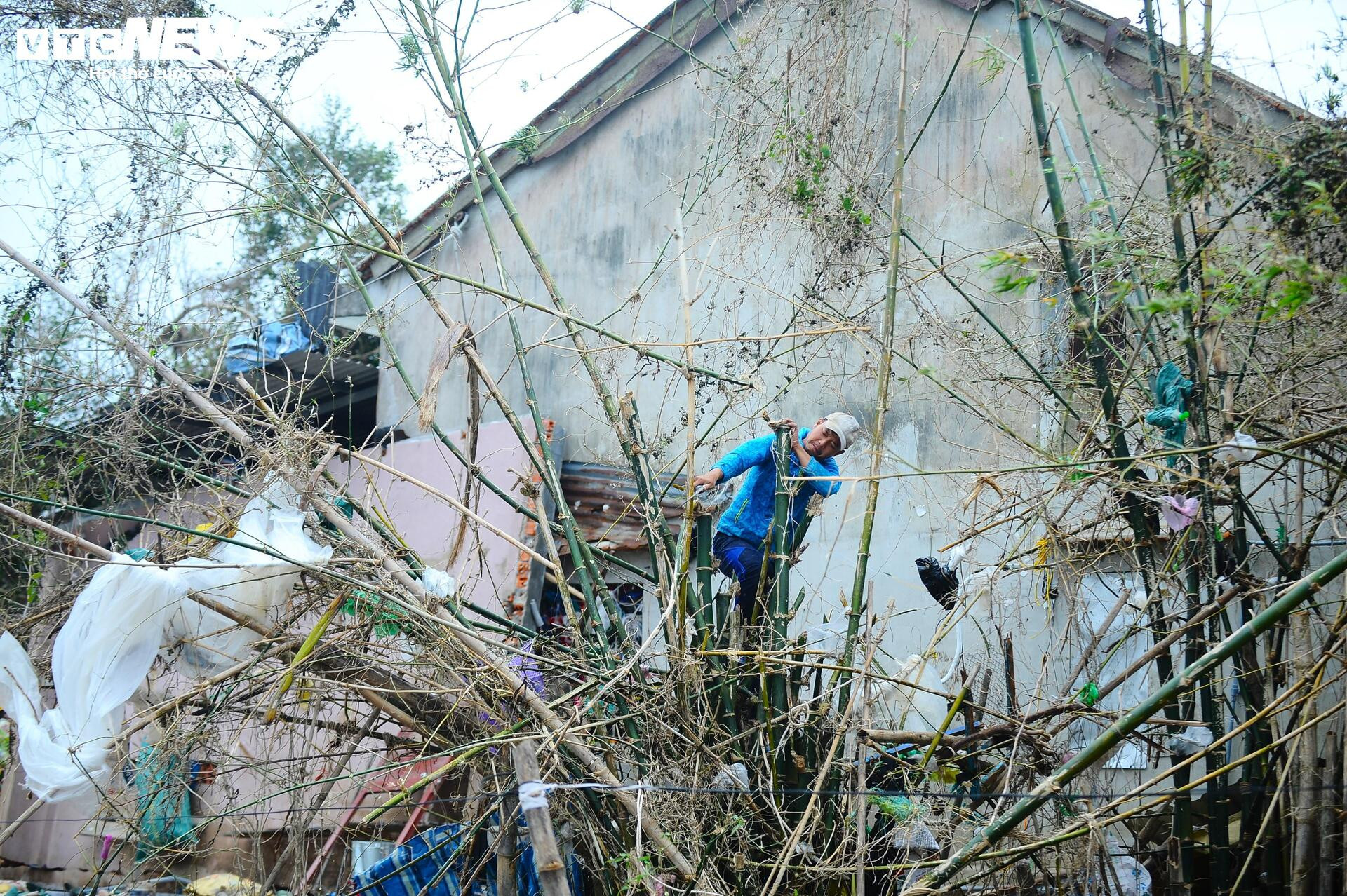 Khung cảnh hoang tàn, nhếch nhác tại vùng trũng nhất ở Tuy Hòa sau lũ dữ- Ảnh 18.