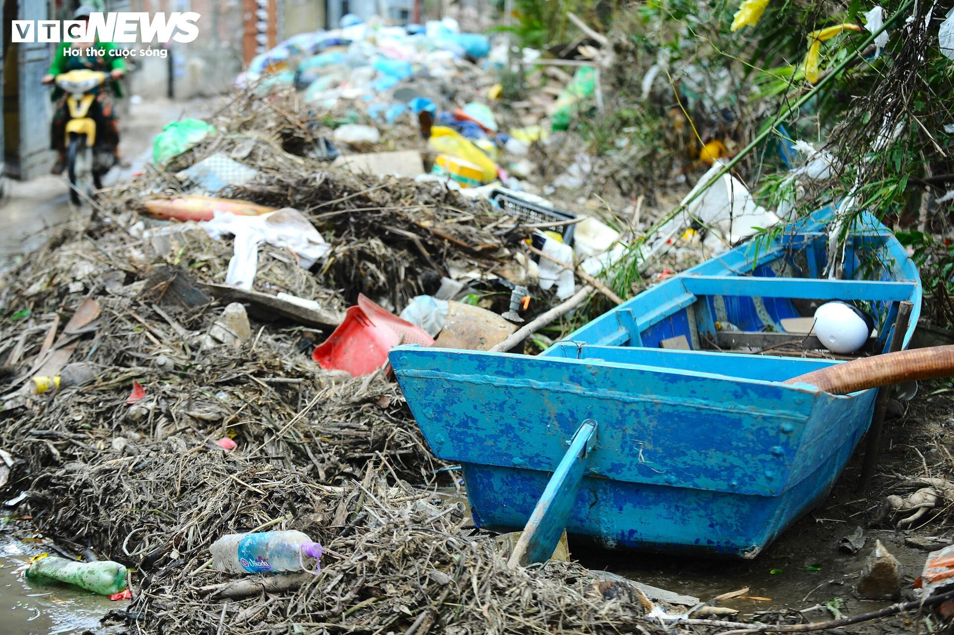 Khung cảnh hoang tàn, nhếch nhác tại vùng trũng nhất ở Tuy Hòa sau lũ dữ- Ảnh 16.