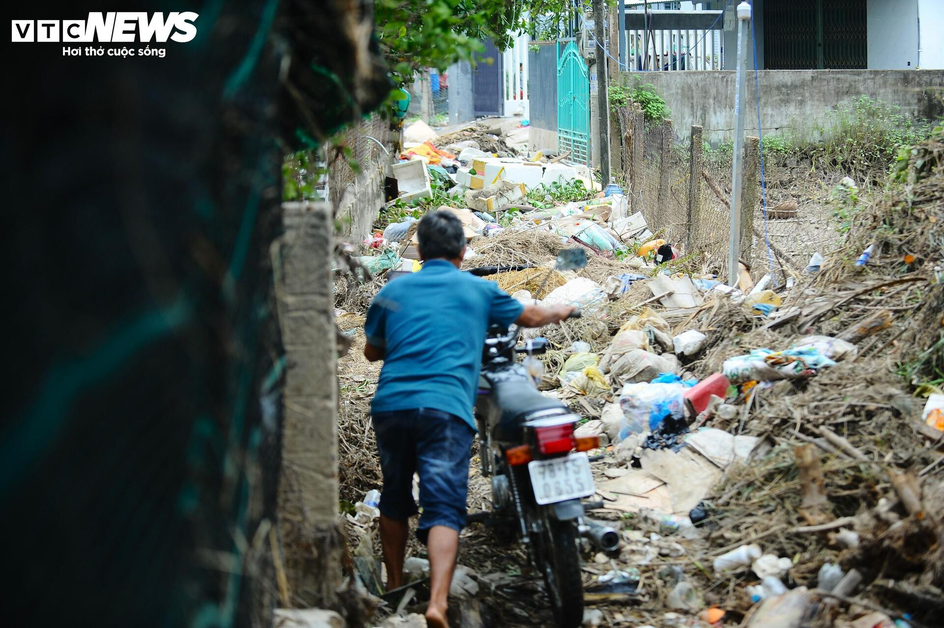 Khung cảnh hoang tàn, nhếch nhác tại vùng trũng nhất ở Tuy Hòa sau lũ dữ- Ảnh 17.