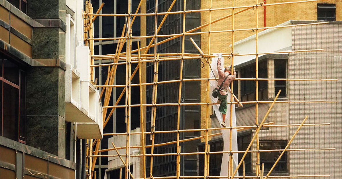 Cận cảnh giàn giáo làm bằng tre bên ngoài tòa chung cư hàng chục tầng: Vì sao đến giờ vẫn được sử dụng?- Ảnh 2. Cận cảnh giàn giáo làm bằng tre bên ngoài tòa chung cư hàng chục tầng: Vì sao đến giờ vẫn được sử dụng?- Ảnh 2.