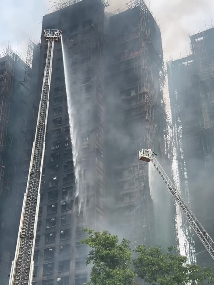 Đau lòng với điều nhìn thấy bên dưới lớp đồ bảo hộ của lính cứu hỏa trong vụ cháy chung cư tồi tệ nhất- Ảnh 2.