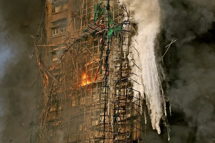 Vụ cháy chung cư ở Hong Kong: Vì sao đặc khu giàu có vẫn dùng giàn giáo từ thời Vạn Lý Trường Thành?- Ảnh 1.