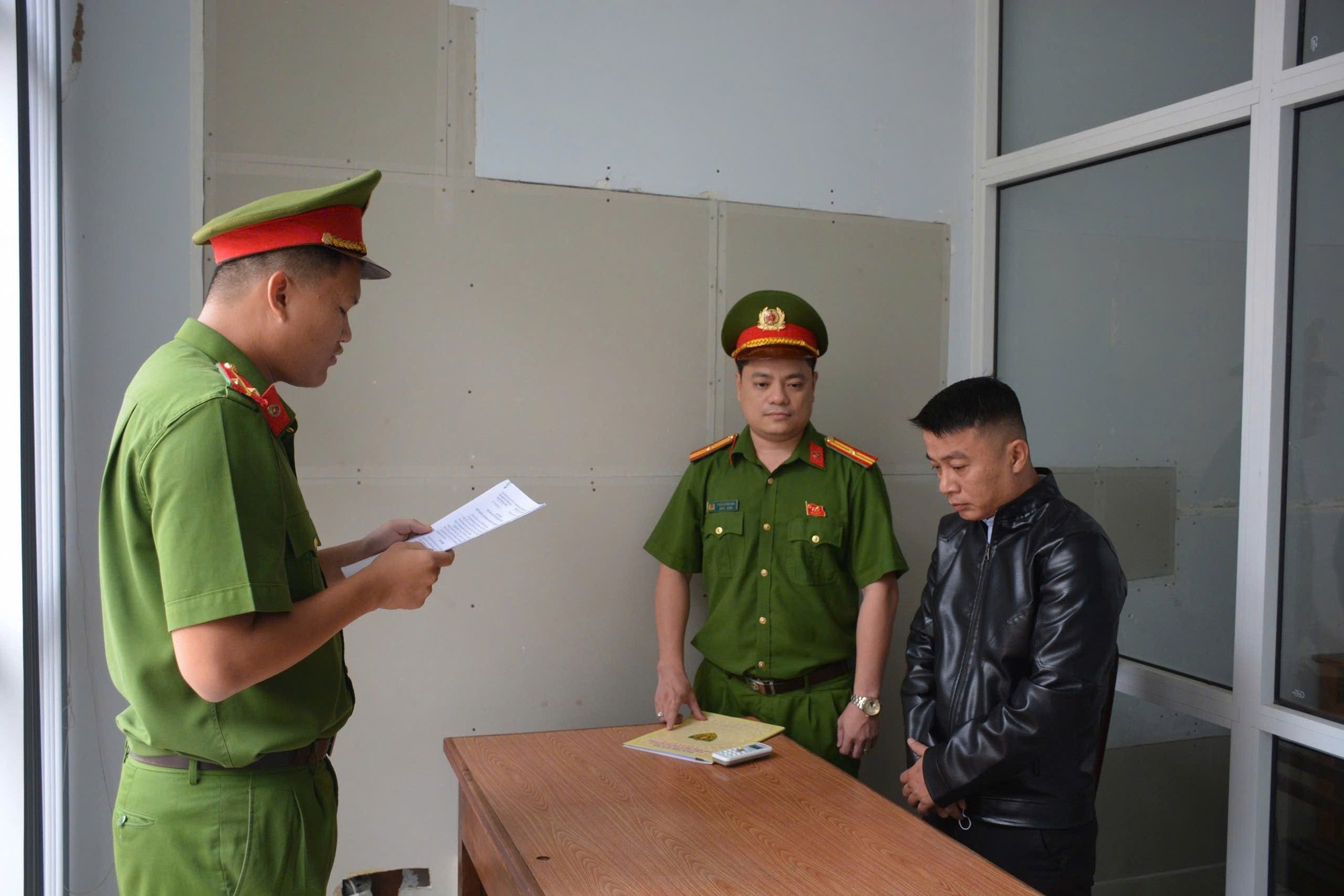 Bắt nhân viên Trần Hồng Huy sinh năm 1990- Ảnh 1. Bắt nhân viên Trần Hồng Huy sinh năm 1990- Ảnh 1.