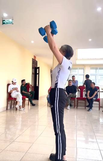 Nữ Đại tá là NSND, U60 tóc bạc trắng vẫn trẻ đẹp khó tin: Tập tạ thường xuyên, chồng là tài tử, đẹp trai- Ảnh 3.